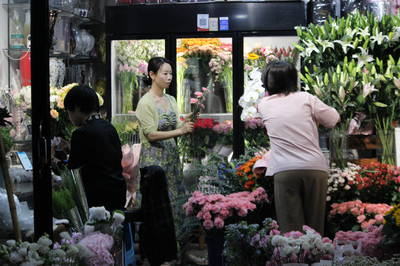 蘭溪門花卉市場“520”鮮花銷售迎高峰，新花樣禮品花卉受追捧